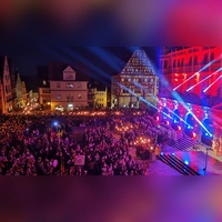 Das Wochenende beginnt am Freitagabend mit dem Eintreffen des Fackelzugs am Marktplatz und einer Licht-Show am Rathaus gleich spektakulär. (Archivbild: Jürgen Binder)