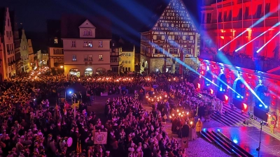 Das Wochenende beginnt am Freitagabend mit dem Eintreffen des Fackelzugs am Marktplatz und einer Licht-Show am Rathaus gleich spektakulär. (Archivbild: Jürgen Binder)