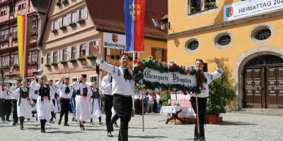 An Pfingsten gehört die Stadt Dinkelsbühl den Siebenbürger Sachsen. Das Motto ihres 76. Heimattages: „Generationen verbinden – Perspektiven schaffen”. (Foto: Martina Haas)