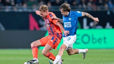 Schalkes Timo Becker (l.) im Duell mit Darmstadts Luca Marseiler. (Foto: Uwe Anspach/dpa)