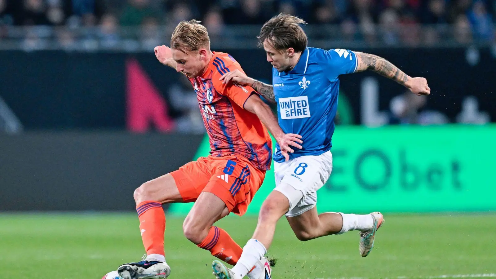 Schalkes Timo Becker (l.) im Duell mit Darmstadts Luca Marseiler. (Foto: Uwe Anspach/dpa)