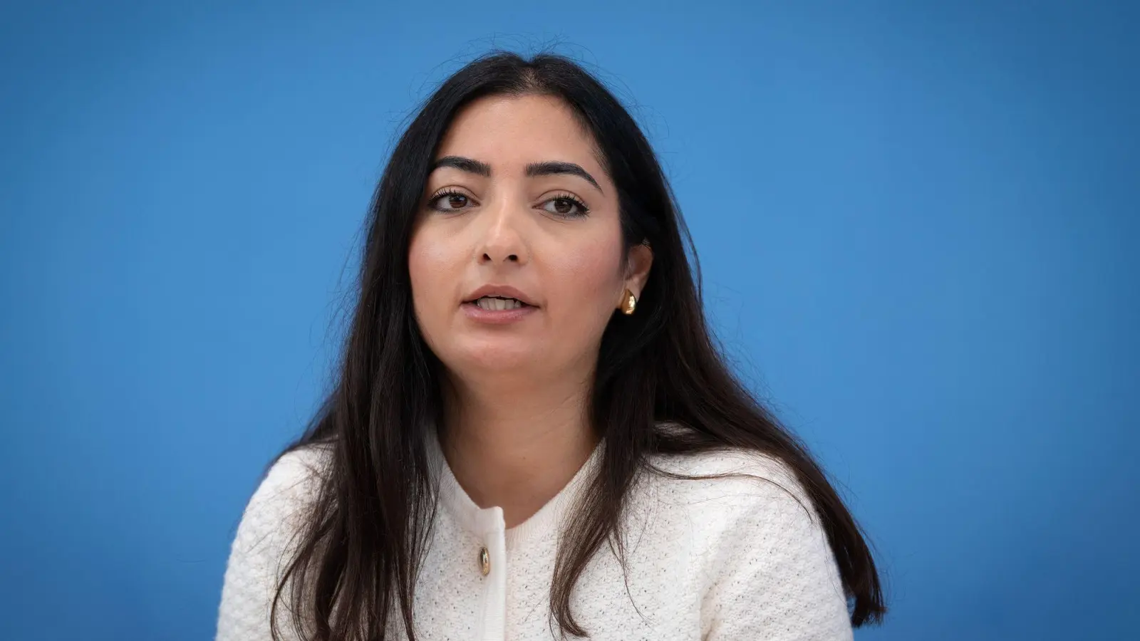 Staatsministerin Reem Alabali-Radovan (SPD) findet die aktuelle Debatte um Rückführungen nach Syrien unmöglich. (Foto: Soeren Stache/dpa)