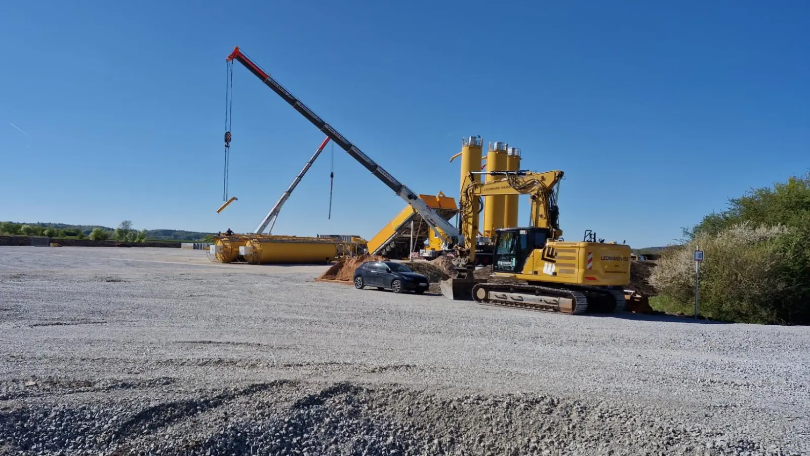 Nicht ganz unumstritten: Die Bauarbeiten zu dem Projekt Solarpark an der Autobahn haben bereits begonnen. (Foto: Friedrich Strohmeier)