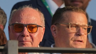 Max Eberl (r) verfolgt das Pokalfinale auf der Tribüne. Links hinter ihm Ehrenpräsident Uli Hoeneß.  (Foto: Michael Kappeler/dpa)