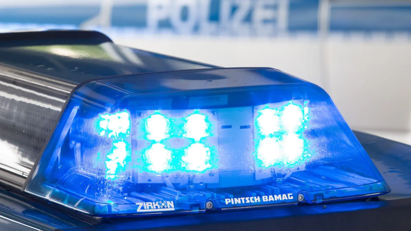 Das Fahrzeug des Seniors geriet unter einen Sattelauflieger. (Symbolbild) (Foto: Friso Gentsch/dpa)