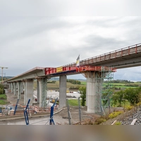 Die Talbrücke Pfeffermühle hat eine Länge von gut 400 Metern. Aktuell wird noch an der Erstellung des Teilbauwerks in Fahrtrichtung Würzburg gearbeitet, während der Verkehr vierspurig komplett über die andere Seite weiterrollt. (Foto: Mirko Fryska)