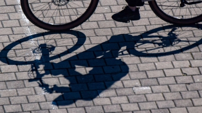 Eine unbekannte Radfahrerin hat am Freitag in Ansbach einen Unfall verursacht und ist weggefahren. (Symbolbild: Stefan Sauer/dpa)