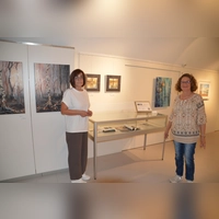 Die Künstlerin Martina Simon (rechts) mit Museumsleiterin Andrea Breuker (links) beim Gang durch die neue Sonderausstellung „Am Fluss“ im Museum Fluvius. (Foto: Peter Tippl)
