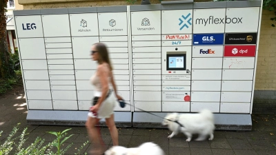 Myflexbox-Automat an einem Düsseldorfer Mietshaus im Juni 2026.  (Foto: Wolf von Dewitz/dpa)