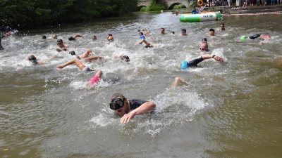 Zum Start des Rennens müssen die Athleten 500 Meter schwimmend in der Altmühl hinter sich bringen. (Foto: Jörg Behrendt)