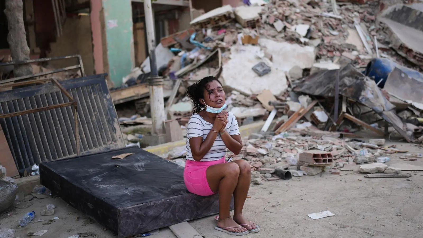 Eine Frau weint neben beschädigten Gebäuden, drei Tage nach dem Erdbeben in La Guaira. (Foto: Matias Delacroix/AP/dpa)