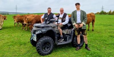 Der Hof wurde inzwischen an Robin Röthlingshöfer (r.) übergeben. Dieser versucht mit Hilfe seines Mieters Max Müller (l.) und seinem Vater Richard Röthlingshöfer den Hof im Nebenerwerb weiterzuführen. (Foto: Richard Röthlingshöfer)