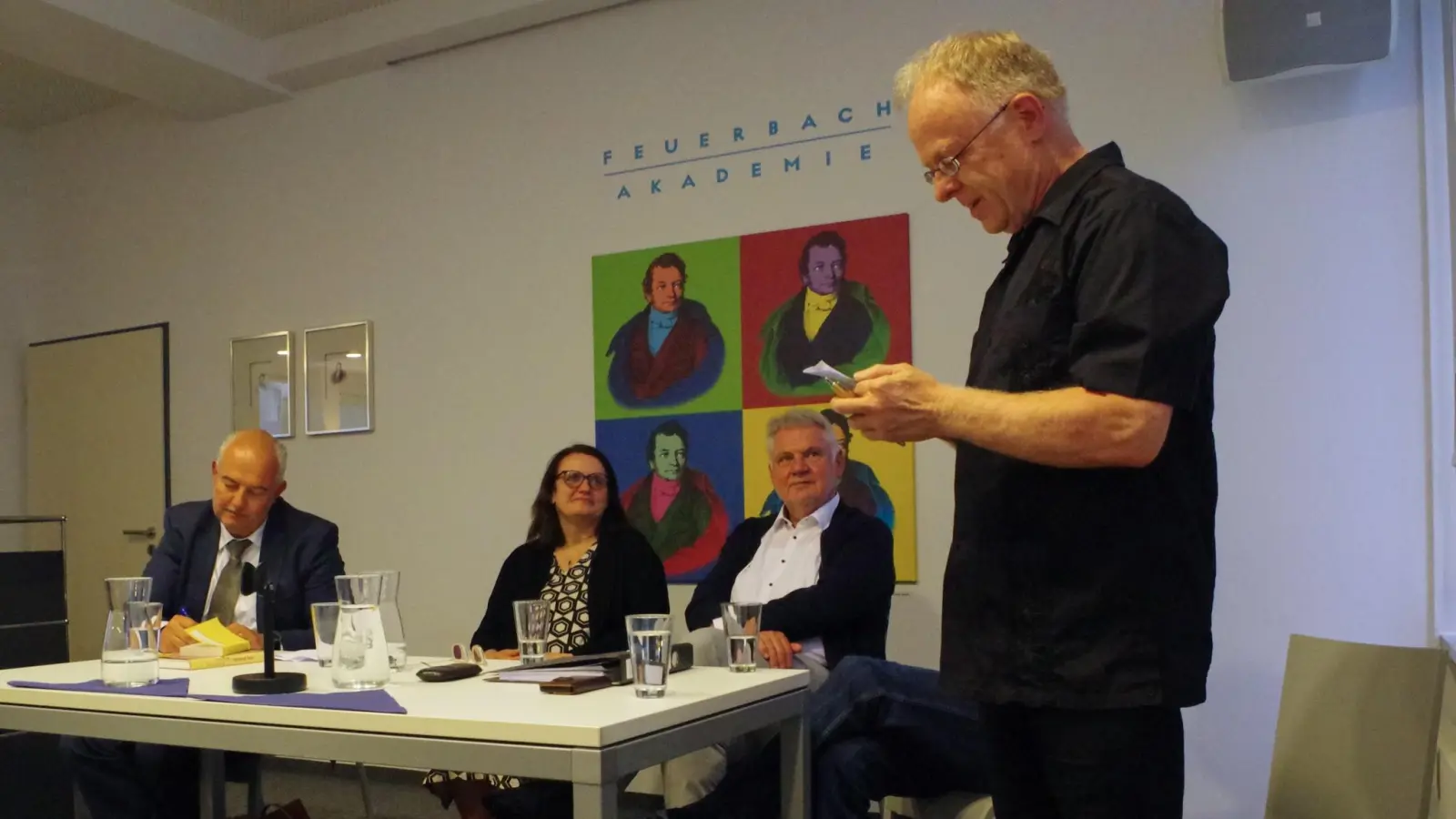 Erst gebanntes Zuhören, dann intensive Diskussion: Dr. Kyrill-Alexander Schwarz (von links), Bettina Baumann, Dr. Alfred Meyerhuber und Jörg Alt bei der Feuerbach-Akademie. (Foto: Jannic Hofmuth)