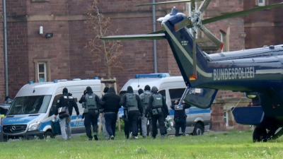 Im November 2024 hatten Einsatzkräfte an mehreren Orten in Sachsen sowie in Polen bei einer Razzia acht Männer festgenommen. (Archivbild) (Foto: Rene Priebe/dpa)