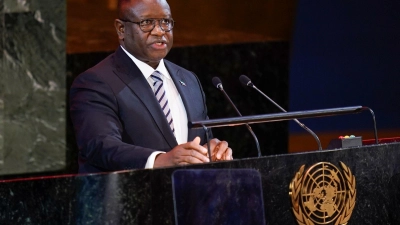 Julius Maada Bio ist Präsident von Sierra Leone. Nach einem Überfall auf ein Waffenlager des Militärs hat die Regierung eine landesweite Ausgangssperre verhängt. (Foto: Seth Wenig/AP/dpa)