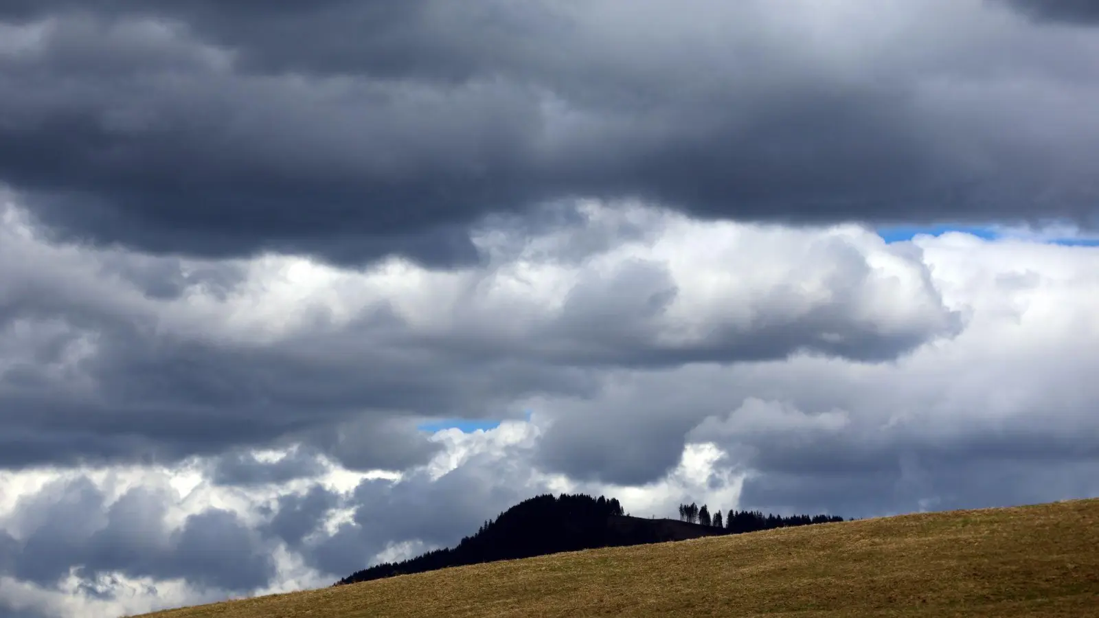 Aufgrund eines Tiefs bleibt es bis Mitte der Woche überwiegend bewölkt – mit Schauern und Gewittern am Nachmittag.  (Foto: Karl-Josef Hildenbrand/dpa)