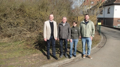 Hier neben der Westtangente soll der Windstrom in eine Leitung der Stadtwerke eingespeist werden (von links): OB Thomas Deffner, CSU-Stadtrat und Windrad-Geschäftsführer Gerhard Sauerhammer, Stadtwerke-Chefin Dr. Branka Rogulic und Windrad-Geschäftsführer Julian Christ. (Foto: Winfried Vennemann)