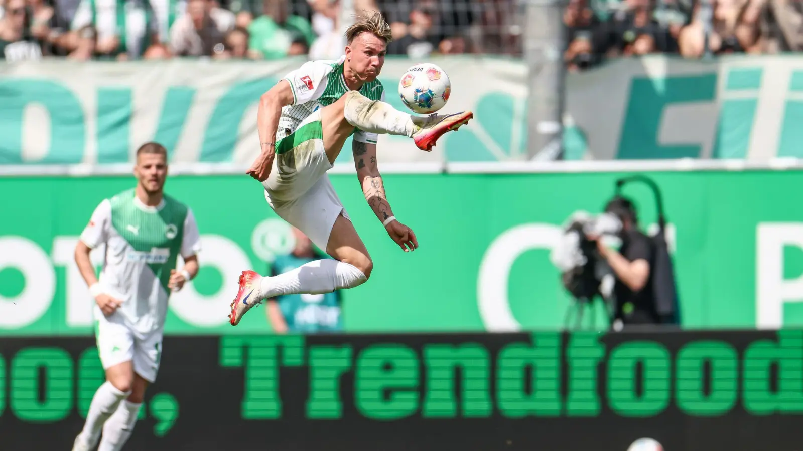 Voller Einsatz im Derby: Fürths Felix Klaus nimmt den Ball artistisch in der Luft an.  (Foto: Daniel Löb/dpa)