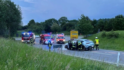 Ein Wagen geriet in den Gegenverkehr und erwischte einen weiteren Pkw seitlich. (Foto: Feuerwehr Schillingsfürst)