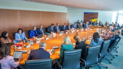 Die Phishing-Kampagne über den Messenger Signal hat auch das Bundeskabinett erreicht. (Archivbild) (Foto: Michael Kappeler/dpa)