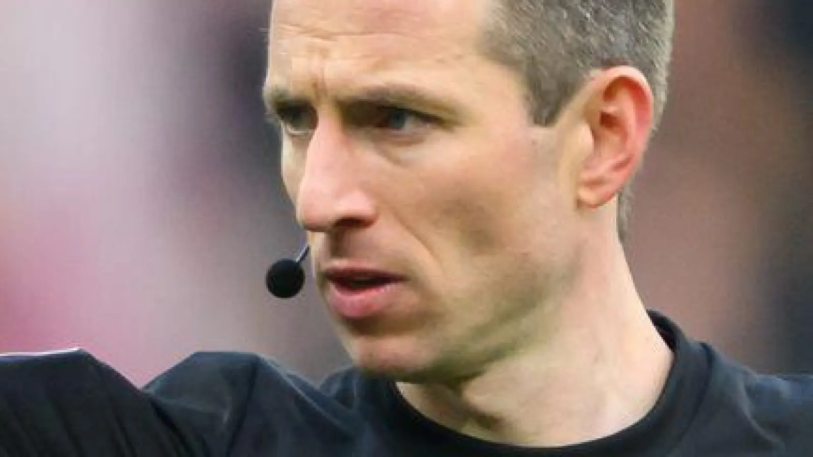 Schiedsrichter Benen reagierte schnell. (Foto: Robert Michael/dpa)