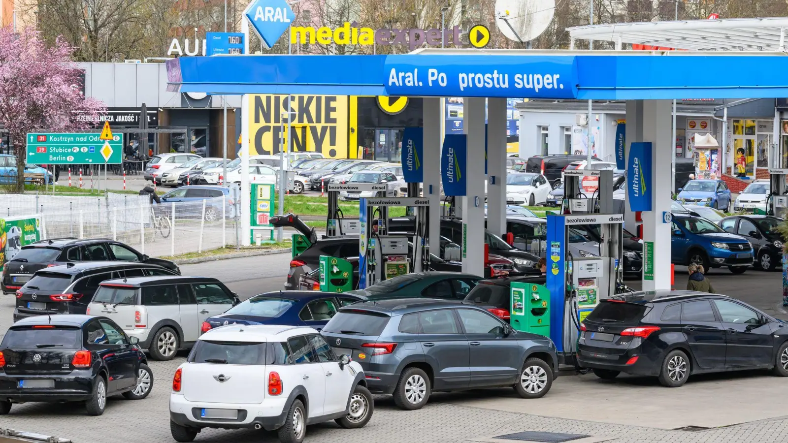 Polen führt eine Übergewinnsteuer für Mineralölkonzerne ein, um die Treibstoffpreise zu senken. (Archivbild) (Foto: Patrick Pleul/dpa)