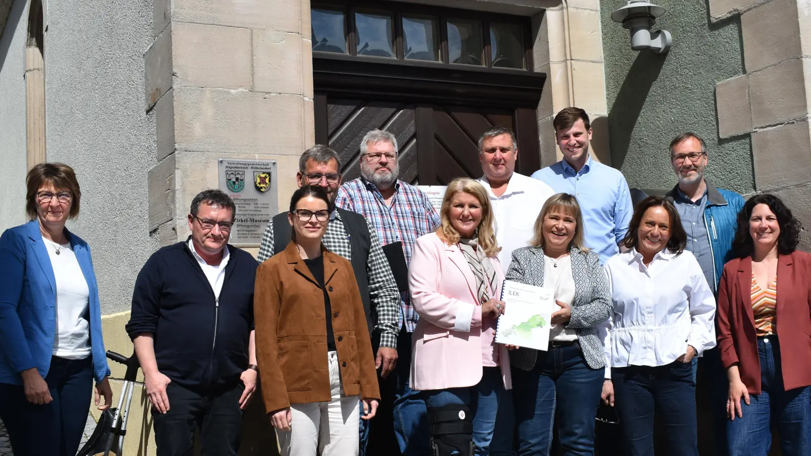 Zum letzten Mal stellte sich Maximilian Gaier (obere Reihe, Zweiter von rechts) zum Gruppenbild nach einem Treffen der Kommunalen Allianz auf. Bei diesem gab es auch die offizielle Anerkennung des neuen ILEK für die Förderperiode 2026 bis 2031. (Bild: Ute Niephaus)