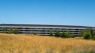 Im weiträumigen Innengelände der ringförmigen Zentrale ist Platz für eine Bühne. (Archivbild) (Foto: Andrej Sokolow/dpa)