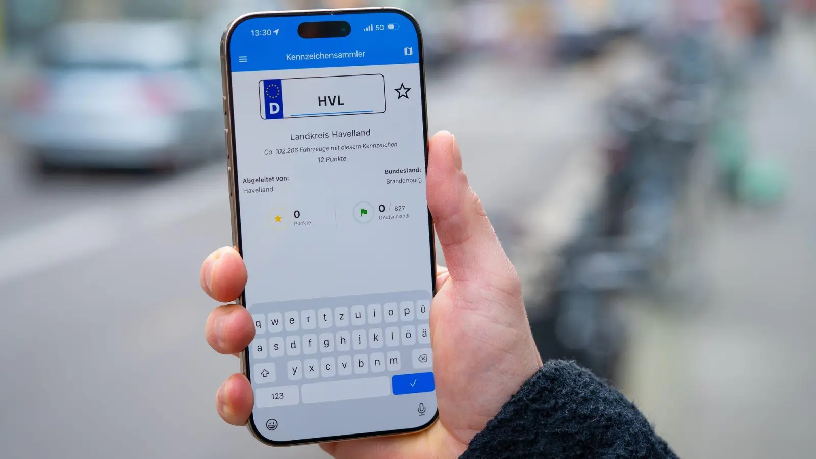 12 Punkte fürs Havelland. Die Kennzeichensammler-App zeigt die Landkreise zu den Kennzeichen-Abkürzungen an und belohnt einen mit Punkten für besonders seltene Kennzeichen. (Foto: Nico Tapia/dpa-tmn)