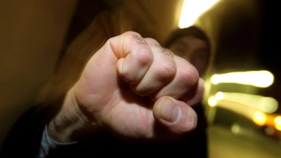 Ein Betrunkener schlug in Ansbach mit der blanken Faust die Schaufensterscheibe einer Tankstelle ein. (Symbolbild: Karl-Josef Hildenbrand/dpa)