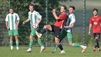Der SC Aufkirchen (im roten Trikot vorne Vitus Reichert) empfängt am Samstag den Tabellenführer SV Alesheim, der FV Uffenheim ( im grünen Trikot rechts Marcel Scherer) am Sonntag das Schlusslicht DJK Göggelsbuch. Beide wollen mit Heimerfolgen am Spitzenduo dranbleiben. (Foto: Martin Rügner)
