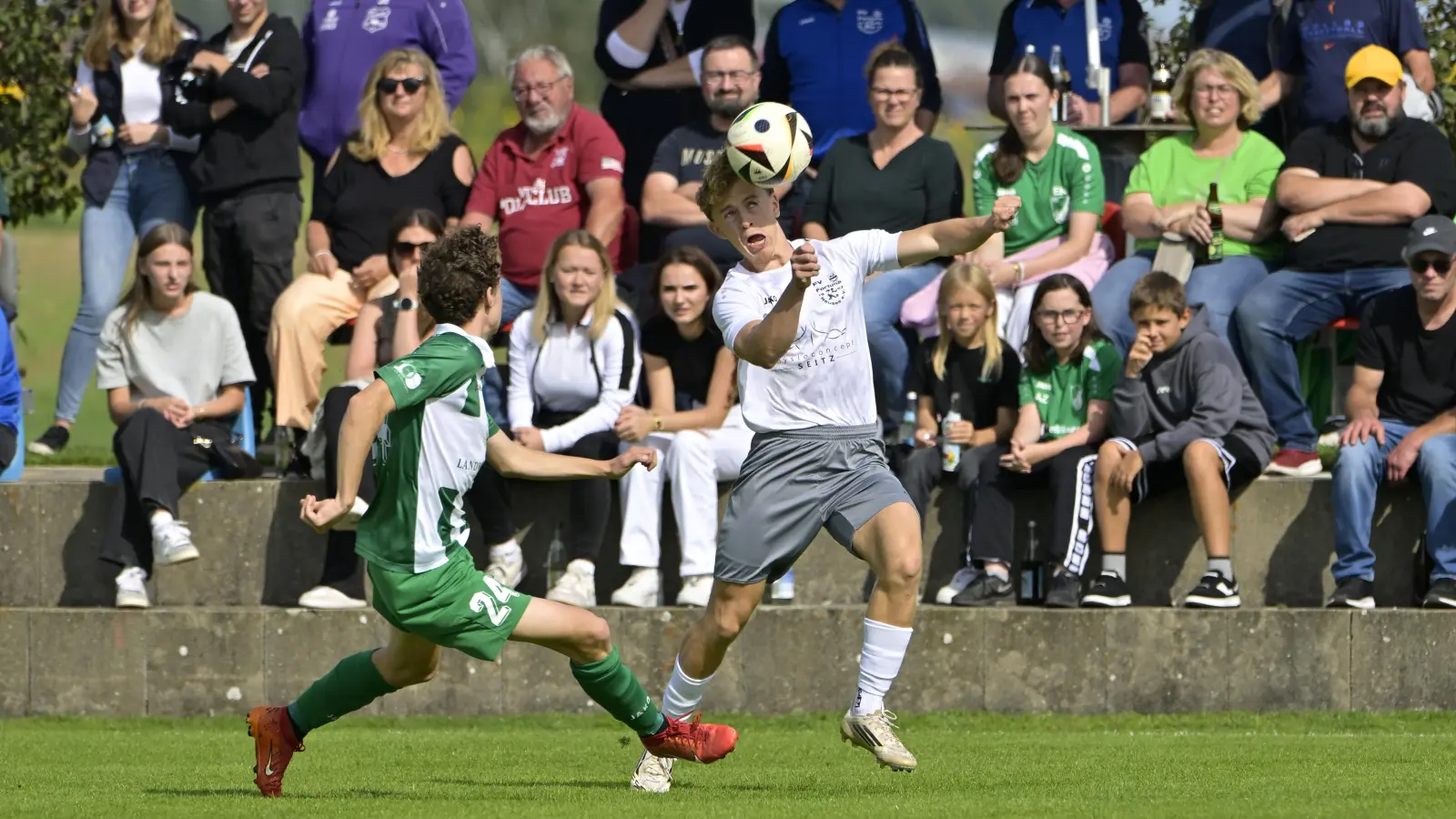Das Lokalderby zwischen Fortuna Neuses (im weißen Trikot Robin Hartnagel) und dem FC/DJK Burgoberbach (Veit Eyrisch) fand vor prächtiger Zuschauerkulisse statt. Die Gastgeber unterlagen mit 1:3, in der Tabelle stehen sie als Vierter jedoch vor dem Nachbarn. (Foto: Martin Rügner)