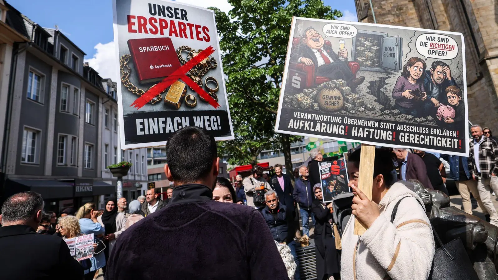 „Unser Erspartes - einfach weg“, klagten geschädigte Sparkassenkunden Anfang Mai bei einer Kundgebung in Gelsenkirchen. Jetzt beginnen die ersten Zivilprozesse gegen die Sparkasse. (Archivbild) (Foto: Christoph Reichwein/dpa)