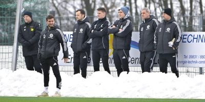 „Wir haben das Beste daraus gemacht”: Das sagt Trainer Niklas Reutelhuber (2. von links) über die Wintervorbereitung.  (Foto: Martin Rügner)