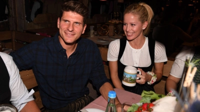 Mario Gomez und seine Frau Carina (r) sind inzwischen getrennt. (Archivbild) (Foto: picture alliance / Felix Hörhager/dpa)