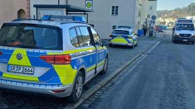 Die Polizei suchte in Passau mit mehreren Streifen und einem Hubschrauber nach dem Mann.  (Foto: Markus Zechbauer/zema-medien.de/dpa)