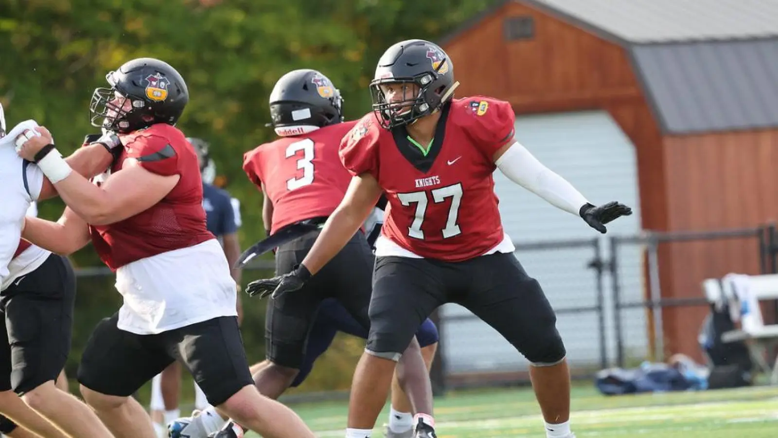 Mit der Nummer 77 spielt der Neustädter Jacob Roberts seit dem vergangenen September für das Team der „Salisbury Knights” an einer Highschool in Connecticut (Foto: @chiarenzapictures/Jonathan Chiarenza)