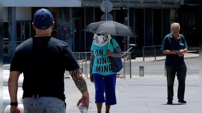 Menschen in Nikosia: Seit Tagen leidet die Insel Zypern unter extremer Hitze. (Foto: Petros Karadjias/AP)