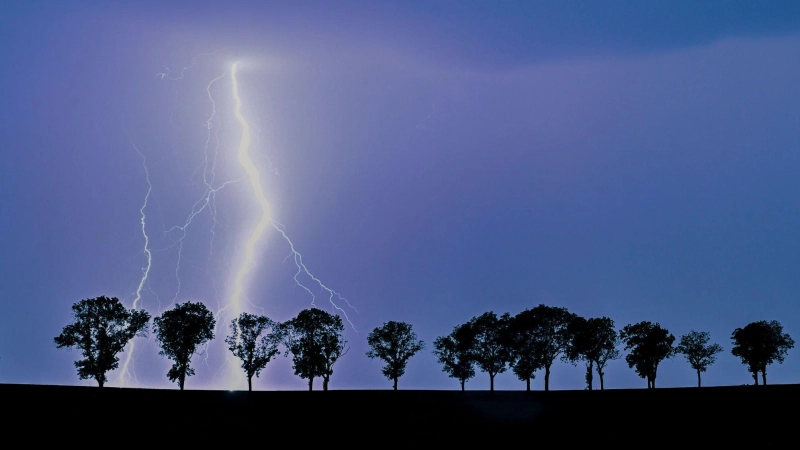 Der Deutsche Wetterdienst warnt für den Raum Ansbach und Neustadt/Aisch-Bad Windsheim am Dienstag vor schweren Gewittern. (Symbolbild: Patrick Pleul/dpa)