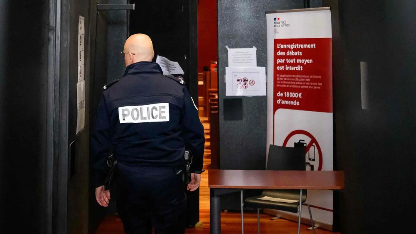 Der sogenannte Maskenmann hat vor Gericht in Frankreich bestritten, den kleinen Jonathan getötet zu haben. (Archivbild) (Foto: Loic Venance/AFP/dpa)