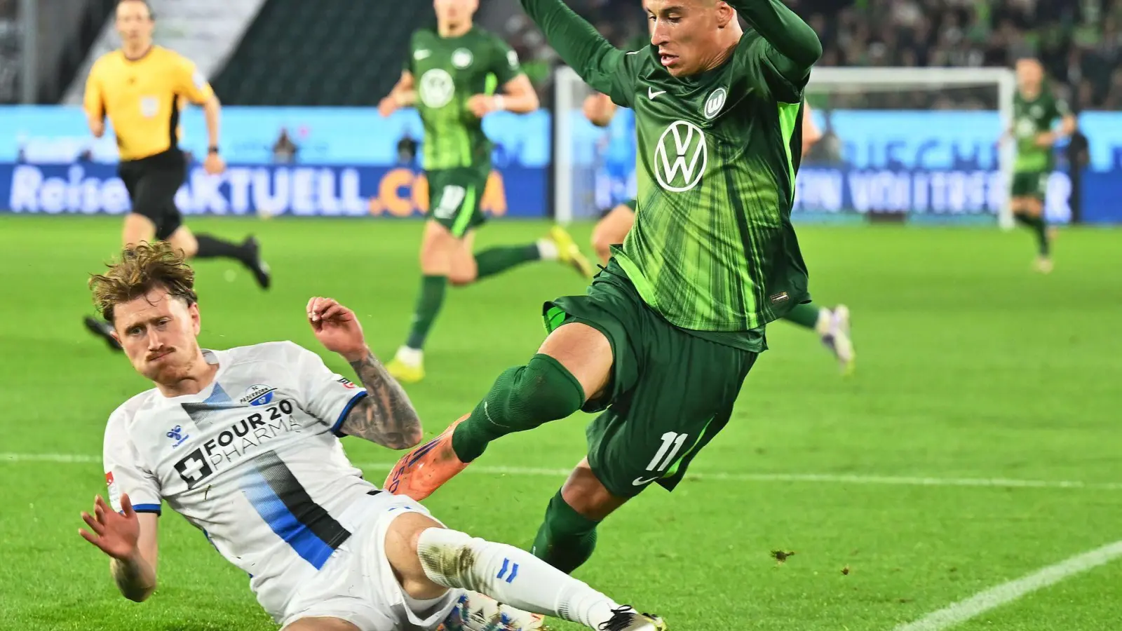 Hartnäckiger Außenseiter: Paderborns Calvin Brackelmann (l) stoppt den Wolfsburger Adam Daghim im Relegations-Hinspiel. (Foto: Swen Pförtner/dpa)