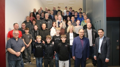 Die Geehrten freuten sich über ihre Auszeichnungen: Stattlich war die Schar der Sportlerinnen und Sportler, deren Leistungen die Gemeinde Bechhofen jetzt gewürdigt hat.  (Foto: Alexander Biernoth)