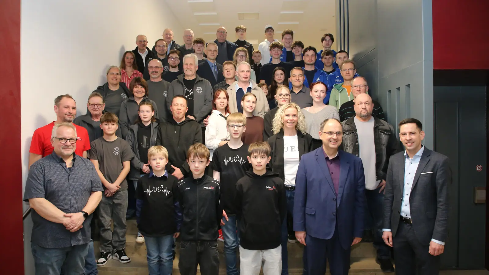 Die Geehrten freuten sich über ihre Auszeichnungen: Stattlich war die Schar der Sportlerinnen und Sportler, deren Leistungen die Gemeinde Bechhofen jetzt gewürdigt hat.  (Foto: Alexander Biernoth)