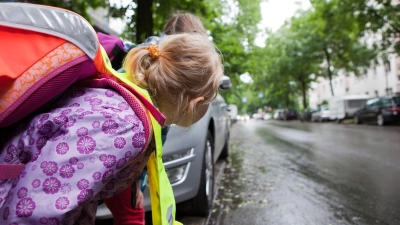 Vorsicht statt Winken: Kinder am Straßenrand sollten nicht durch Handzeichen über die Straße gelassen werden, denn das kann zu Missverständnissen und gefährlichen Situationen führen. (Foto: Silvia Marks/dpa-tmn)