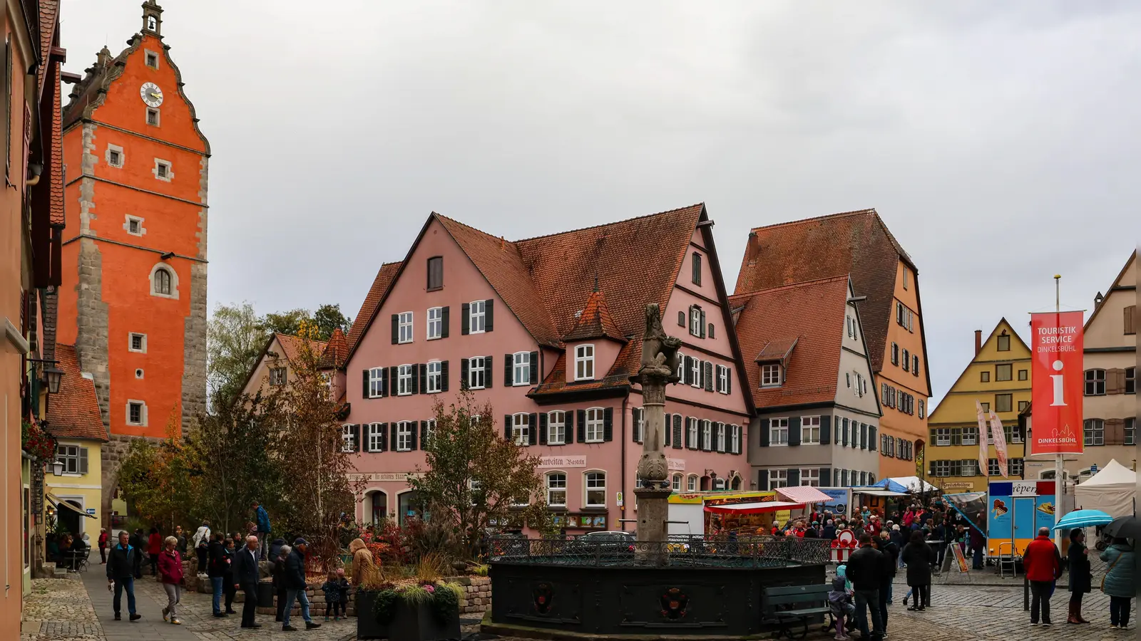 Viel los ist während der Fischerntewoche auf dem Altrathausplatz, wo die Besuchenden am Löwenbrunnen eine Schauteichanlage besichtigen oder entlang der Stände des Marktes bummeln können. (Archivbild: Martina Haas)