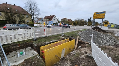 Noch sind die Tiefbauarbeiten zum Einbau der Ampelanlage im Gange, doch schon Ende des Monats soll die Anlage in Elpersdorf in Betrieb gehen. (Foto: Wolfgang Grebenhof)