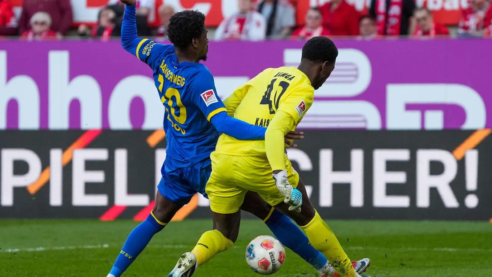 Braunschweigs Faride Alidou nimmt Kaiserslauterns Torwart Enis Kamga den Ball ab. (Foto: Marc Schüler/dpa)