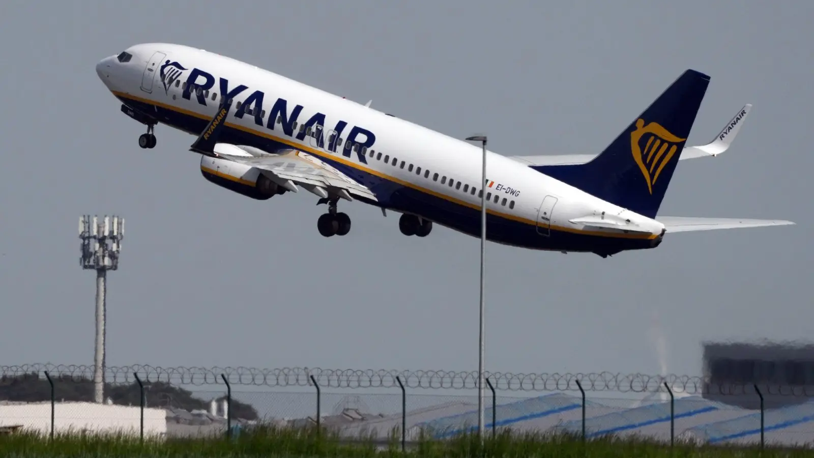 Eine Boeing 737 der Fluggesellschaft Ryanair startet vom Flughafen Berlin Brandenburg (BER) „Willy Brandt“. (Foto: Soeren Stache/dpa)