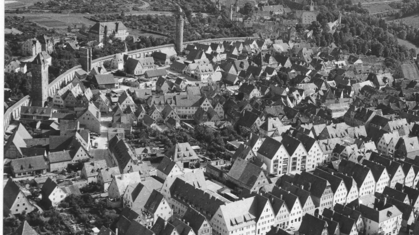 Mit diesem Luftbild von Nordosten her mit Blick in die Galgengasse aus dem Jahr 1958 wirbt der Tourismus-Service für die Ausstellung und erklärt dazu: „Giebelständigkeit und harmonisierte Firsthöhen als Musterbeispiel des Rothenburger Wegs.“ (Foto: Stadtarchiv Rothenburg)