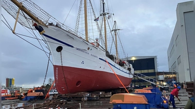 Auf dem Trockenen: Die Lissi in der Fassmer Werft. (Foto: Jens Wilbertz/Schulschiffverein „Großherzogin Elisabeth“ e. V./dpa-tmn)